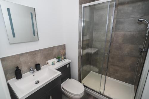 韦克菲尔德VICHY - The Thornhill Delux Apartments的带淋浴、盥洗盆和卫生间的浴室