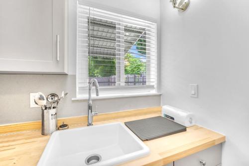 达尼亚滩Blue Wave Bungalow - 1 1 - Stylish的带水槽的厨房台面和窗户