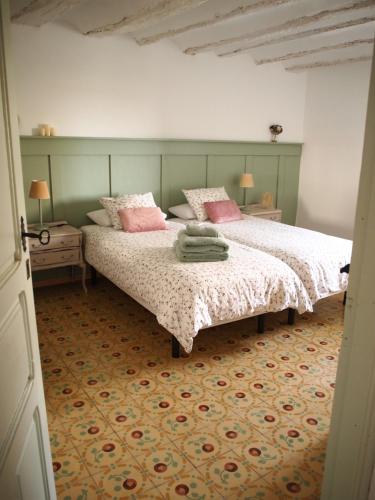 CoreraEl Sol del Membrillo的一间卧室配有两张带粉红色枕头的床