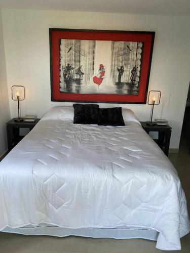 圣贝纳迪诺Hab. Penthouse y Terraza Privada Tango的卧室配有带两盏灯的白色床