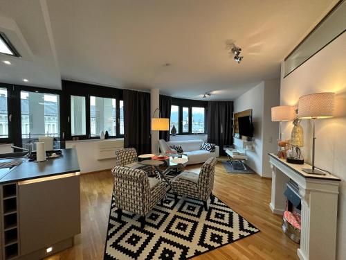 菲拉赫Luxury Apartment Villach City的客厅配有桌椅和沙发