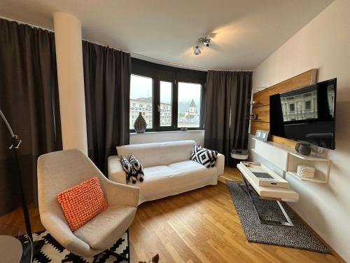 菲拉赫Luxury Apartment Villach City的带沙发和电视的客厅