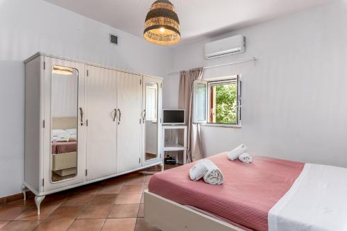 奥斯图尼Villa Sorbole的一间卧室配有床和白色橱柜