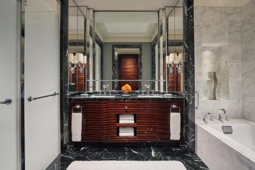 麦纳麦巴林海湾四季酒店的一间带水槽和大镜子的浴室