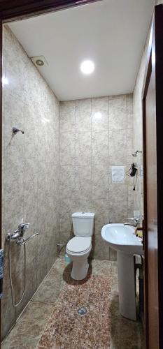 第比利斯7客房酒店的一间带卫生间和水槽的浴室