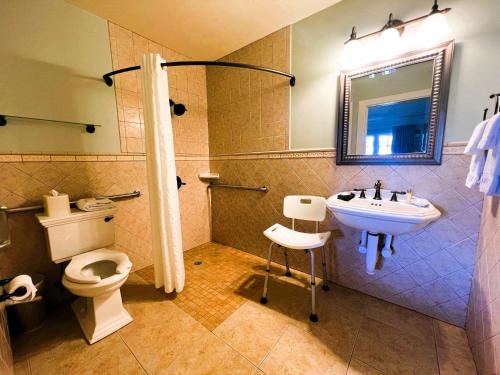 圣奥古斯丁湾前酒店的一间带水槽、卫生间和镜子的浴室