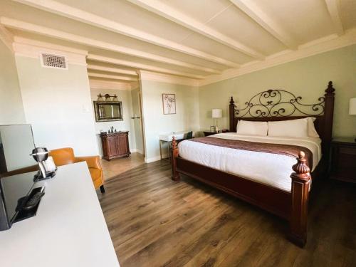 圣奥古斯丁湾前酒店的一间卧室配有一张大床和一张桌子