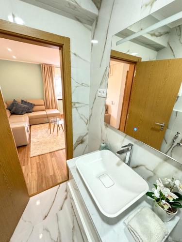 阿马多拉Lisbon Luxury Studio的浴室设有白色水槽和镜子