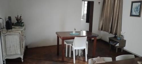 萨尔塔La Casa de las Flores的餐桌、白色椅子和木桌