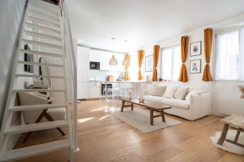 勒瓦卢瓦-佩雷Beautiful duplex on the outskirts of Paris - Welkeys的白色的客厅配有白色的沙发和桌子