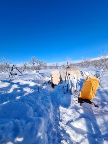 阿尔塔Finnmark Glamping的雪中一组帐篷