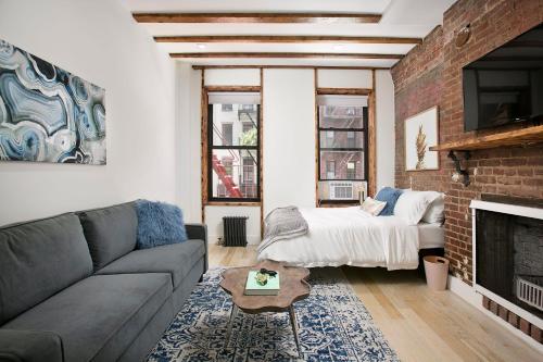 纽约24-6 Gramercy area Newly reno Studio W D in unit的客厅配有沙发和1张床