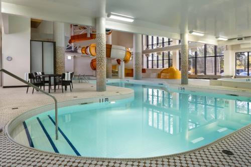 萨斯卡通Delta Hotels by Marriott Saskatoon Downtown的在酒店房间的一个大型游泳池