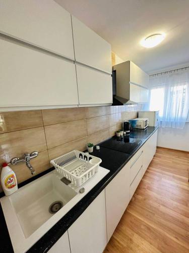 华沙City View Rooms的厨房配有水槽和碗架