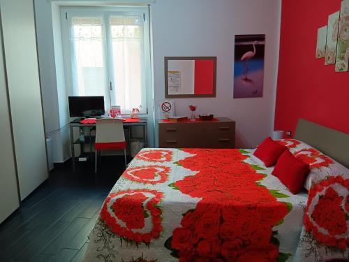 卡利亚里Affittacamere Sa Pardula的一间卧室配有一张红色墙壁的床