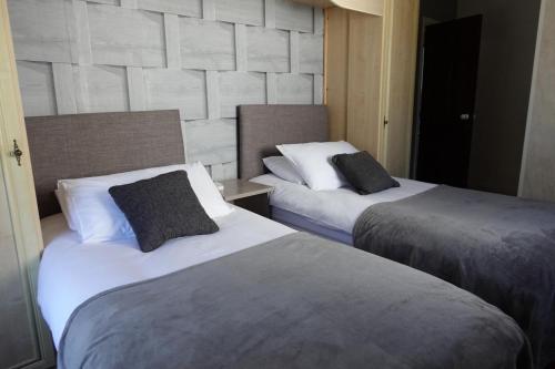 伯明翰Largee 5 Bed House, Sleeps 10 Near NEC, BHX, HS2的两张位于酒店客房的床,配有两张sidx sidx单人床