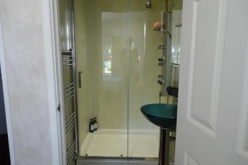伯明翰Huge 9 Bed Property Sleeps 17, Near NEC, City Centre, HS2的带淋浴和盥洗盆的浴室