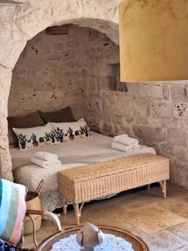 弗兰卡维拉丰塔纳Residenza Anima Mediterranea的卧室配有一张石墙床