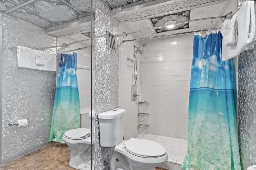 巴拿马城海滩Fontainebleau Terrace 600的一间带卫生间和淋浴的浴室