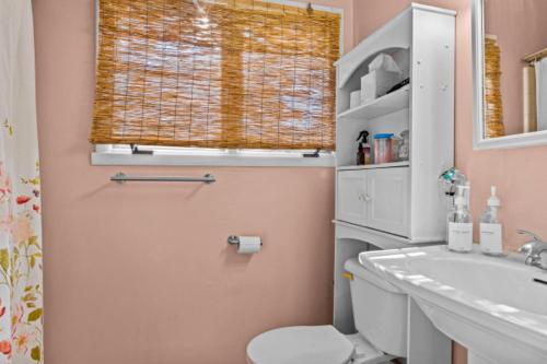 阿森斯Artsy Athens Oasis with spacious living area的一间带卫生间、水槽和窗户的浴室