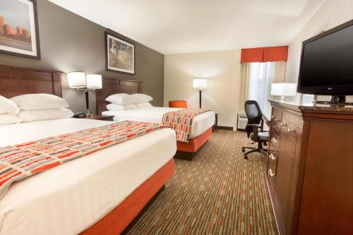 埃德蒙逊德鲁里圣路易斯机场套房酒店的酒店客房设有两张床和一台平面电视。