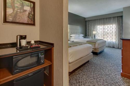 哥伦布Drury Inn & Suites Columbus Polaris的酒店客房设有两张床和电视。