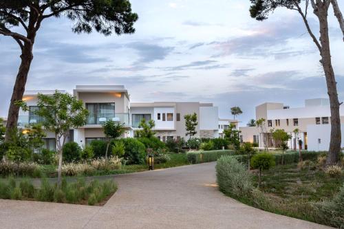 胡塞马Radisson Blu Resort Al Hoceima的享有树木建筑的外部景色