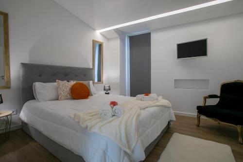 蓬塔德尔加达City Glow House的一间卧室配有一张床,上面有两条毛巾