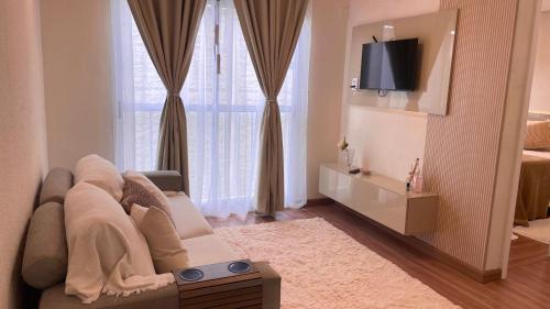 巴热Elegante Apartamento, com ótima localização, na principal avenida de entrada em Bagé的带沙发和电视的客厅