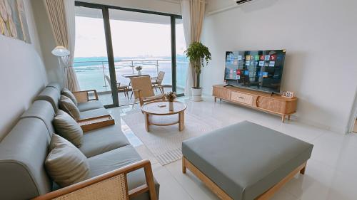 新山Sea View Country Garden Danga Bay by LionsBay的带沙发和电视的客厅