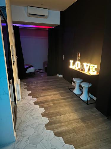 特雷武Love room borabora 3的墙上挂着爱的标牌的房间