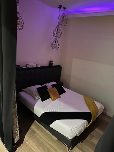 特雷武Love room borabora 3的一间卧室配有一张紫色天花板的床