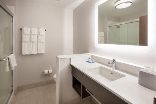 米拉玛Holiday Inn Express & Suites - Miramar, an IHG Hotel的白色的浴室设有水槽和镜子