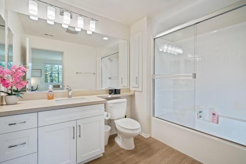 尔湾Irvine/2Bedrooms/2Bathrooms/kitchen/Pool/apartment的白色的浴室设有卫生间和淋浴。