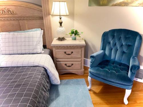 温尼伯River view house的一间卧室配有蓝色椅子和一张床