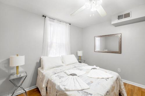 费城1 Bdrm Flat In Bella Vista的白色的卧室设有床和窗户