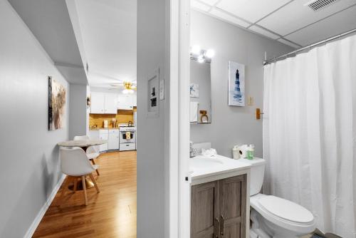 费城1 Bdrm Flat In Bella Vista的白色的浴室设有卫生间和水槽。