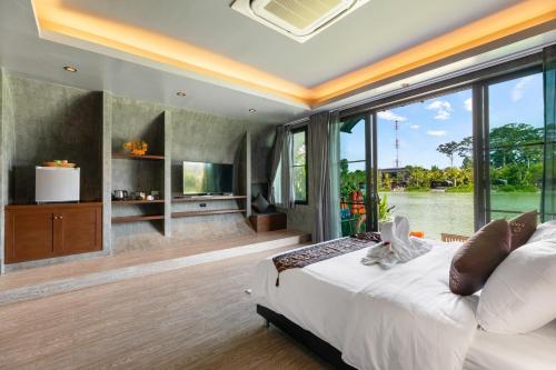Na MueangSamui Fishing Club and Resort的一间卧室设有一张床和一个大窗户