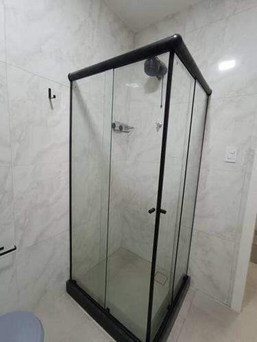 里约热内卢Lindo Loft na Cinelândia的浴室里设有玻璃门淋浴