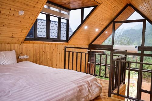 Làng CacTom's Du già Homestay的一间卧室设有一张床和大窗户