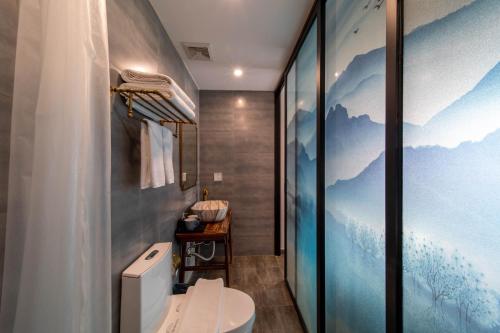 北京北京归浦北海四合院酒店的一间带卫生间和山壁的浴室