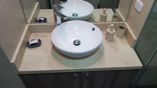 利马Barranco Best Location - Apartment的浴室设有白色水槽和镜子