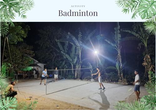 PawenangRangsot Inn的一群男人晚上在球场上打网球