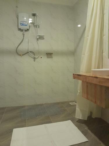 安博塞利PENETY AMBOSELI RESORT的带淋浴和浴帘的浴室