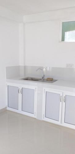 乌纳瓦图纳丛林乐园别墅的白色的厨房设有水槽和台面