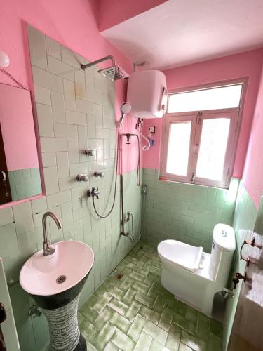 加德满都Andrew Home的粉红色的浴室设有水槽和卫生间