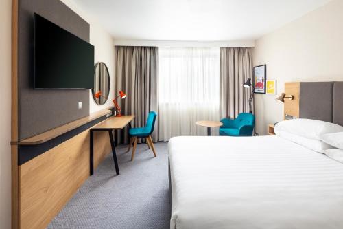 霍利假日伦敦盖特威克机场酒店的配有一张床和一台平面电视的酒店客房