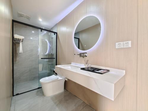 简阳不晚民宿(天府国际机场店)的一间带水槽、卫生间和镜子的浴室