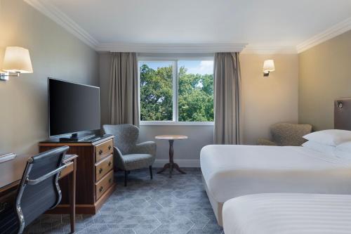 亨廷登Delta Hotels by Marriott Huntingdon的酒店客房设有两张床和电视。