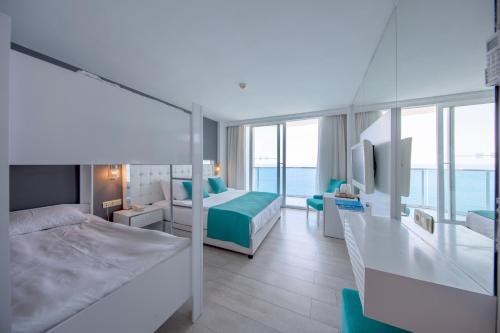 库萨达斯Le Bleu Hotel & Resort Kusadasi的一间带两张床的卧室,享有海景